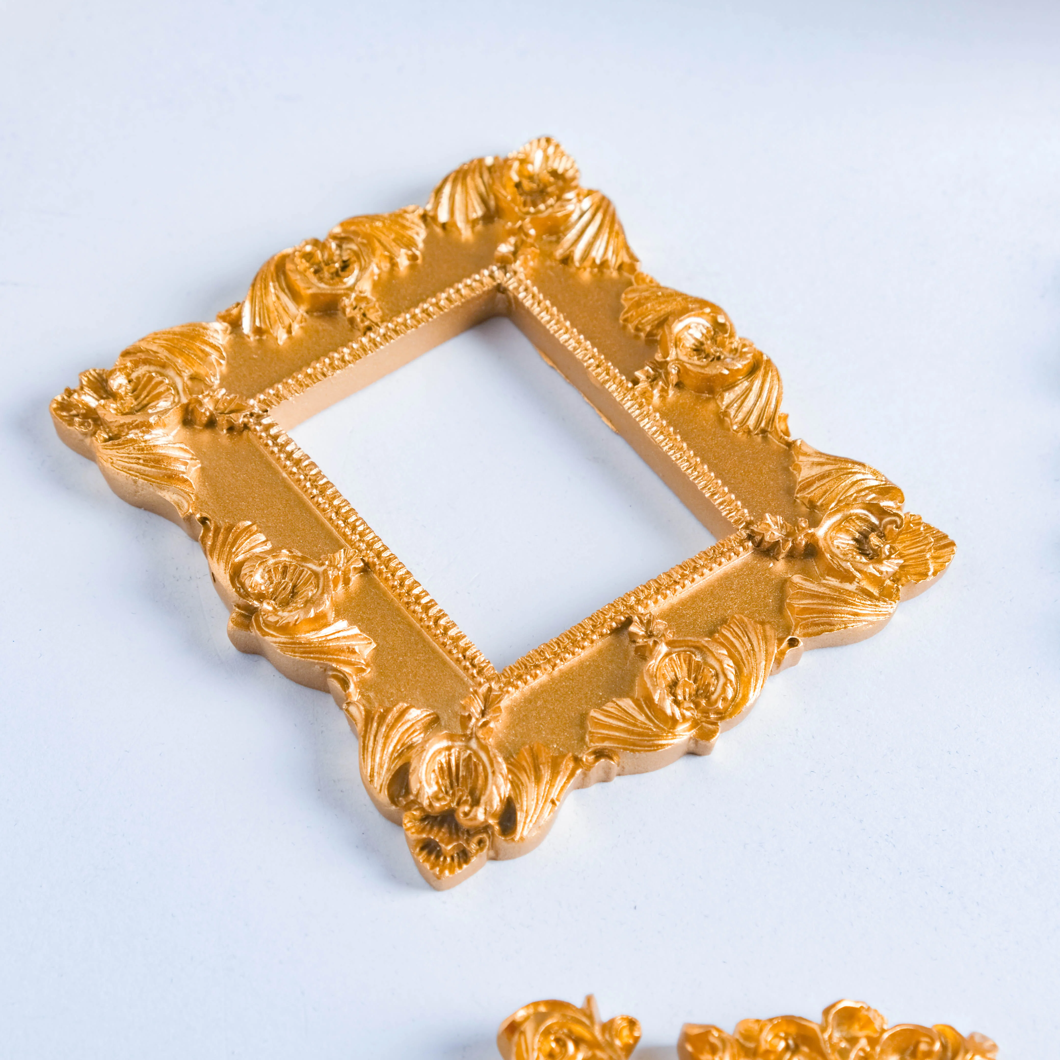 Antique Style Picture Frame - Image 11