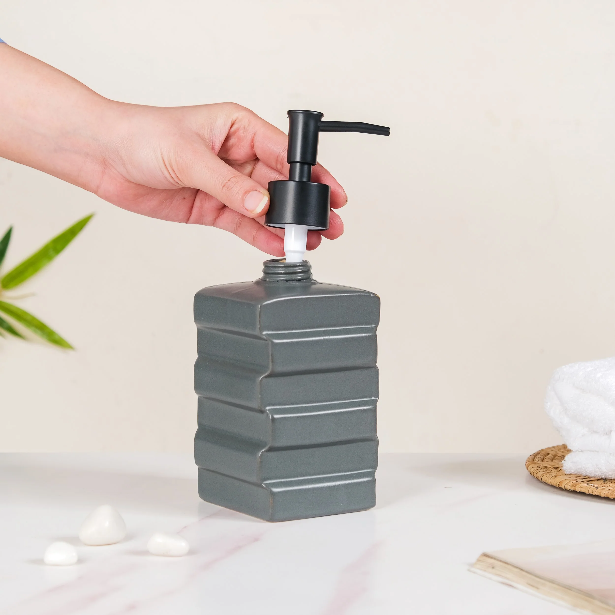 Brick Design Handwash Dispenser Grey 450ml - Image 2