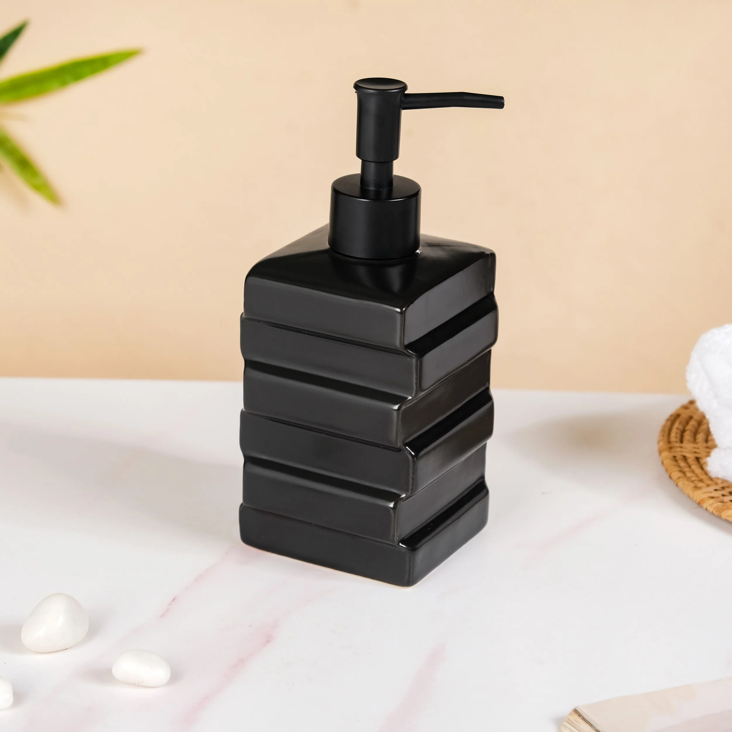 Brick Design Soap Dispenser Black 450ml - Image 7