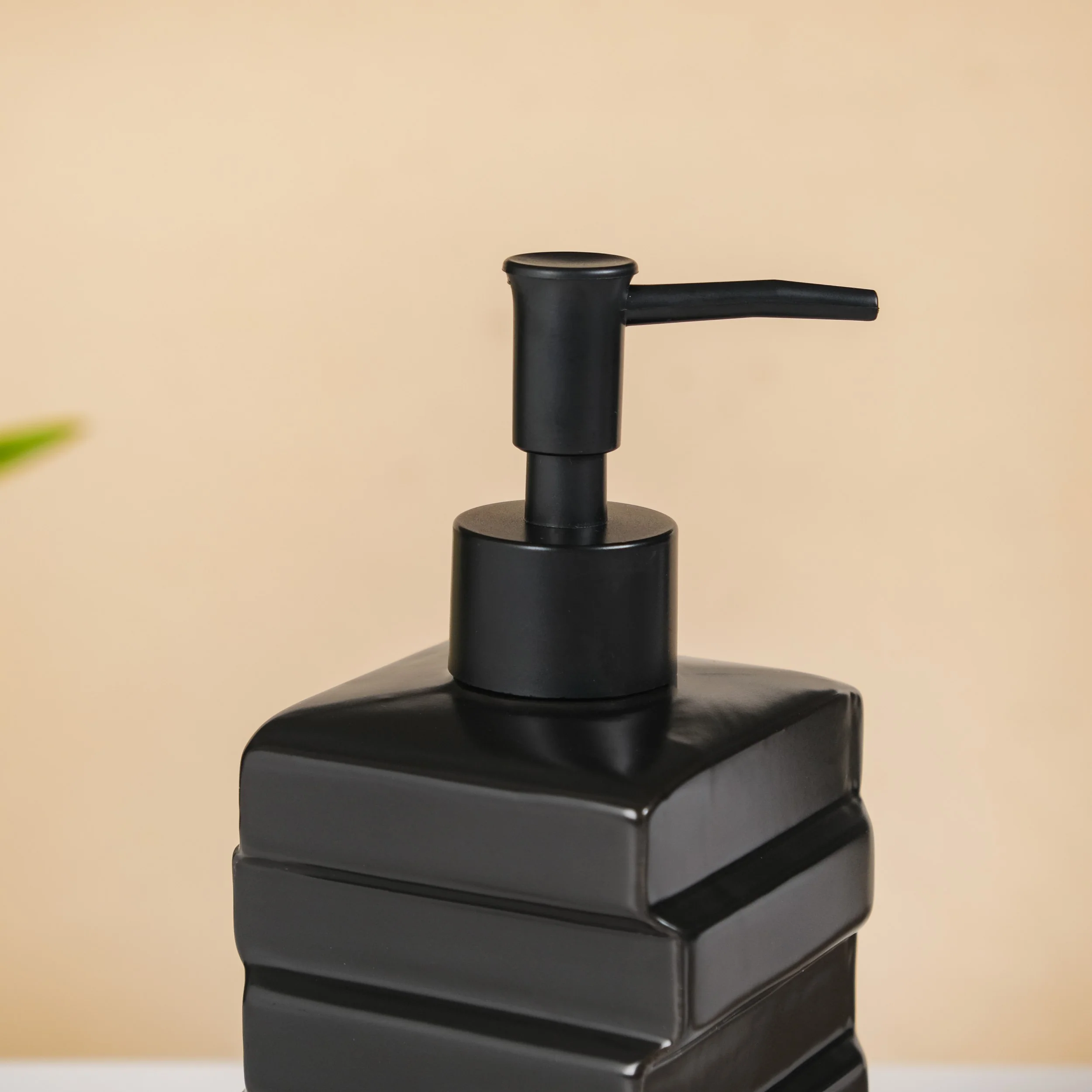 Brick Design Soap Dispenser Black 450ml - Image 8