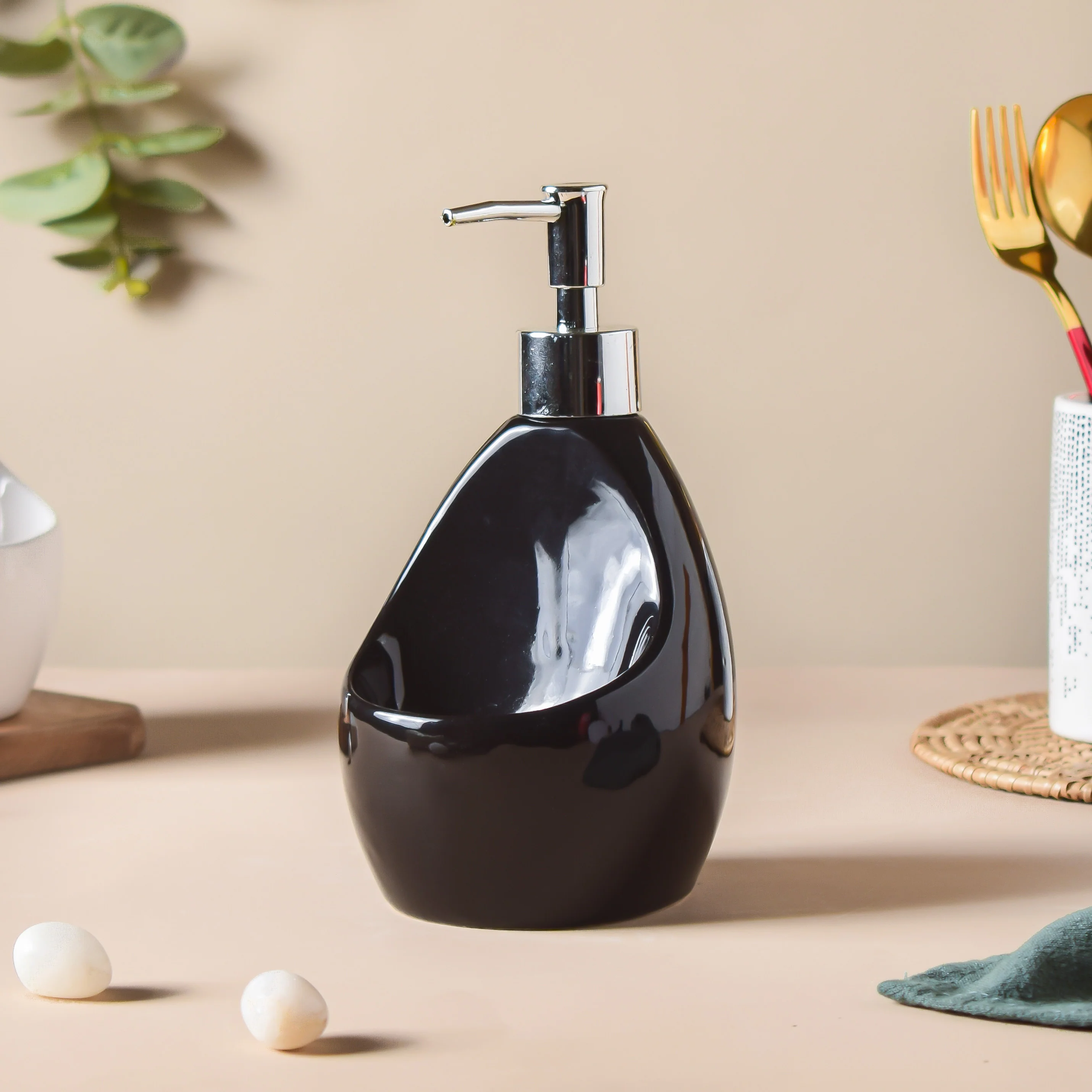 Celestria Black Glossy Dispenser With Scrubber 450ml - Image 3