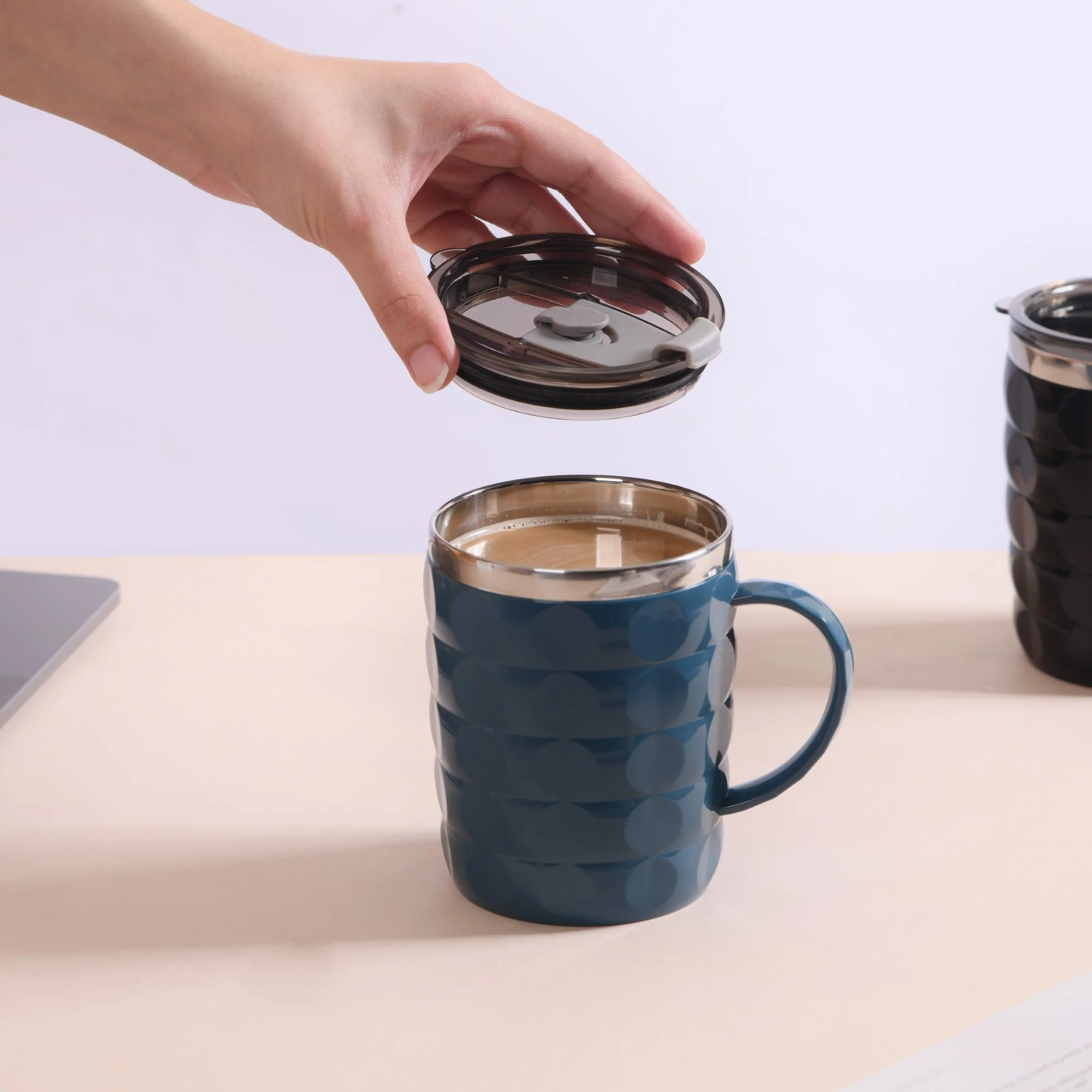 Stylish Travel Mug For Car Blue 400ml - Image 3