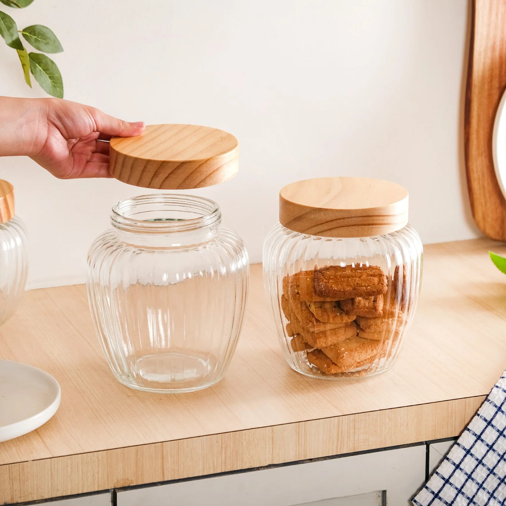 Glass Storage Jars Set of 2 With Wooden Lid 2200ml - Image 2