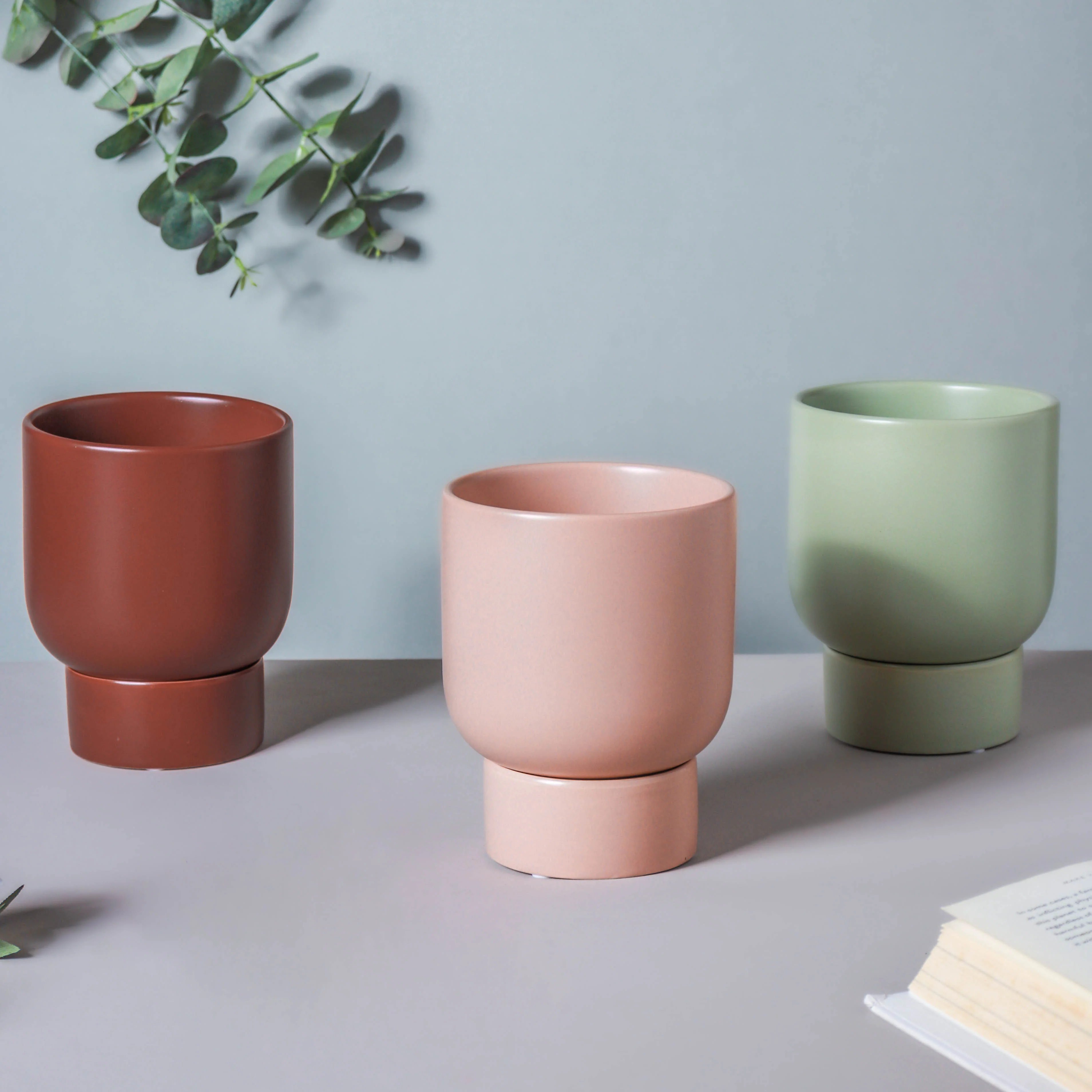 Gloss Finish Planter With Stand - Image 3