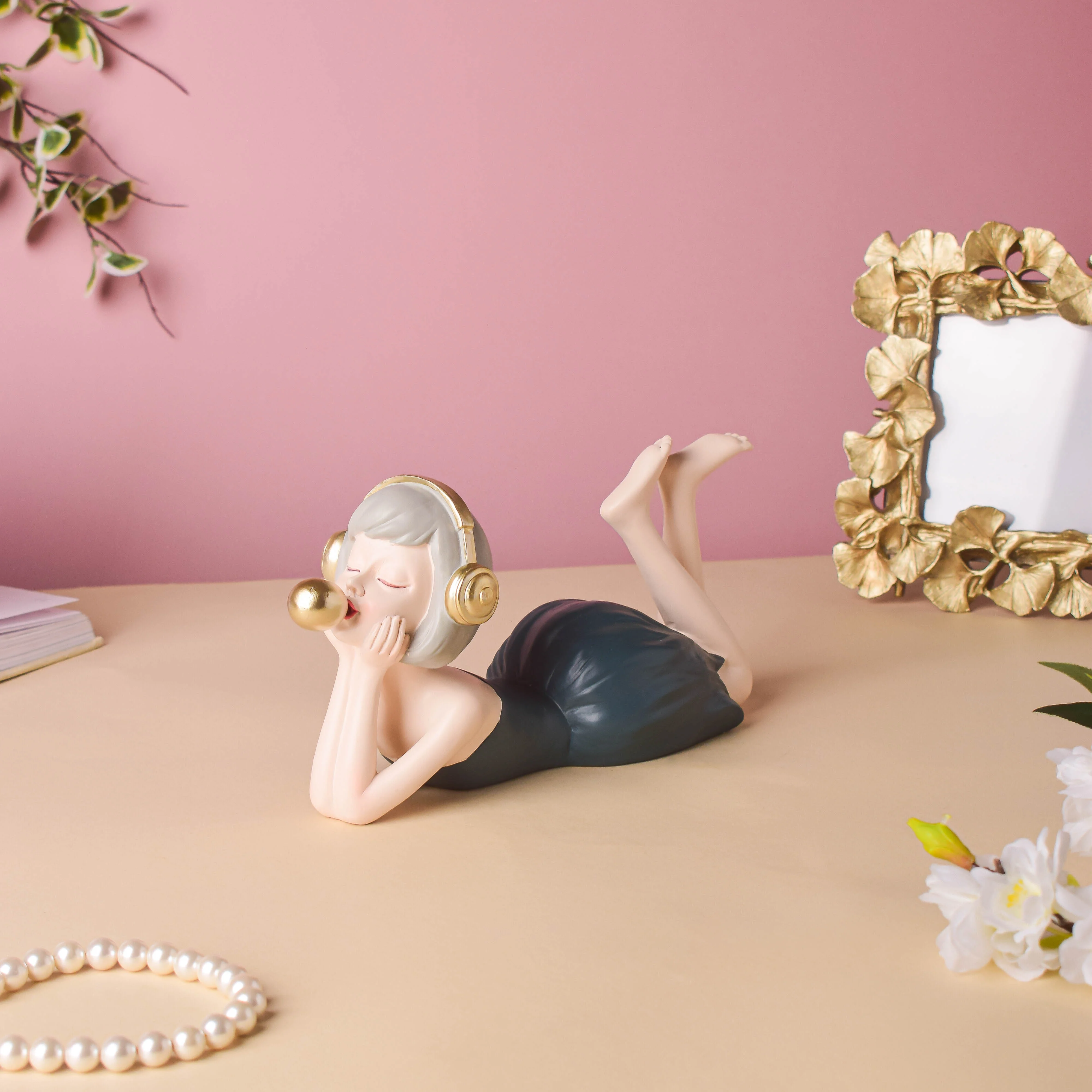 Headphone Girl Showpiece - Image 3