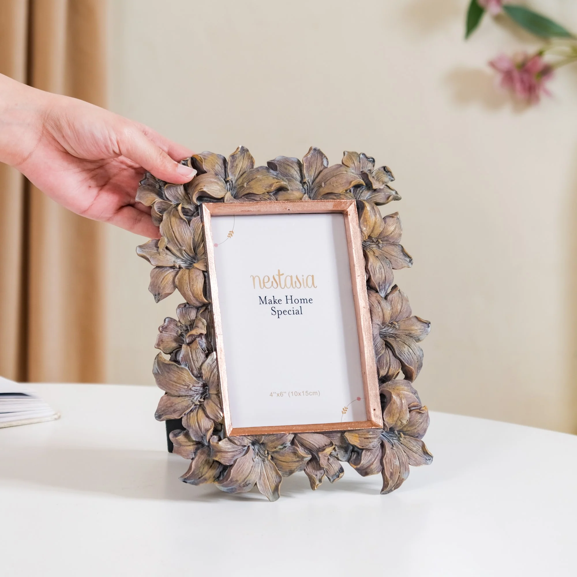 Hibiscus Wooden Finish Resin Photo Frame 9"x6.5" - Image 3