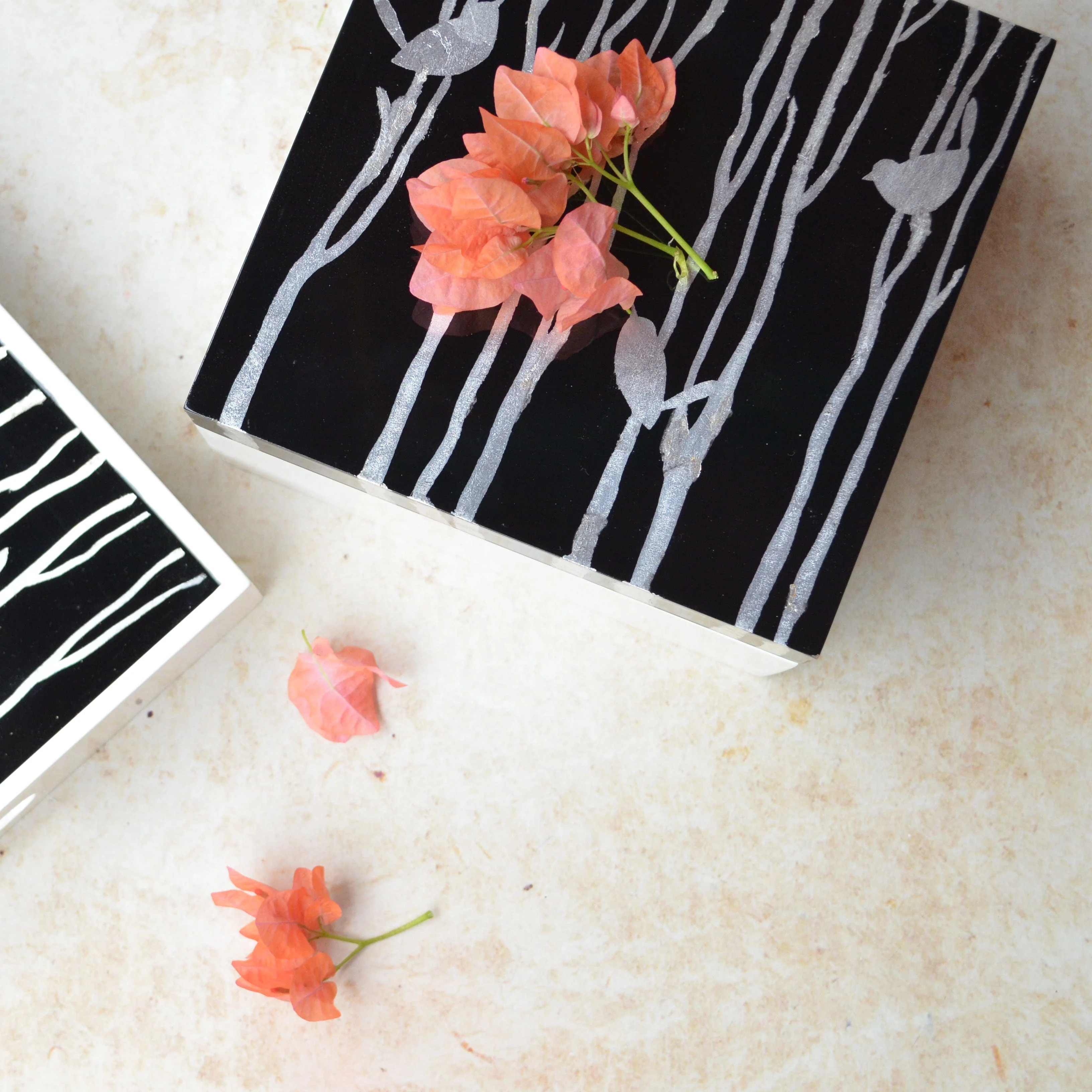 LACQUER box with bird design - black and white - Image 6