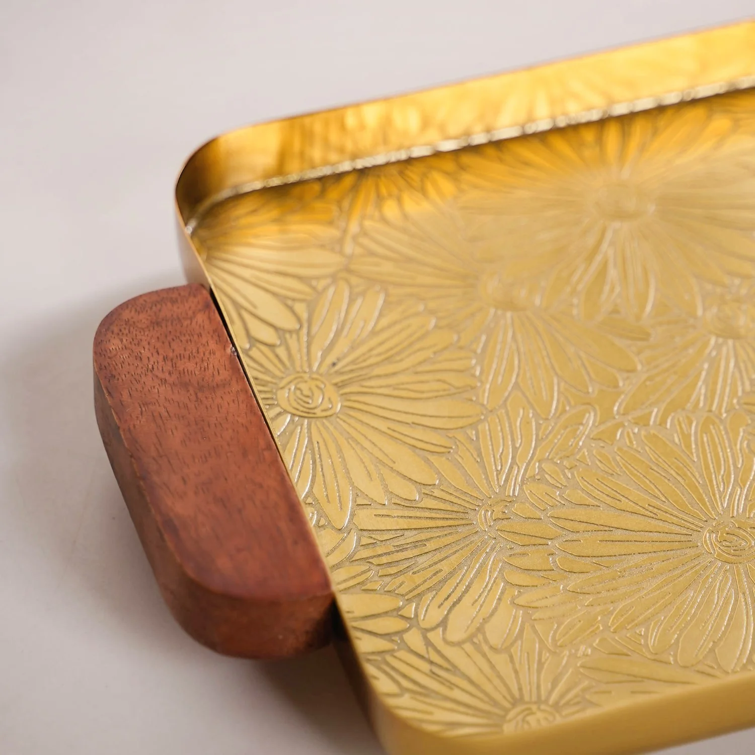 Large Daisy Embossed Metal Tray With Mango Wood Handles - Image 8