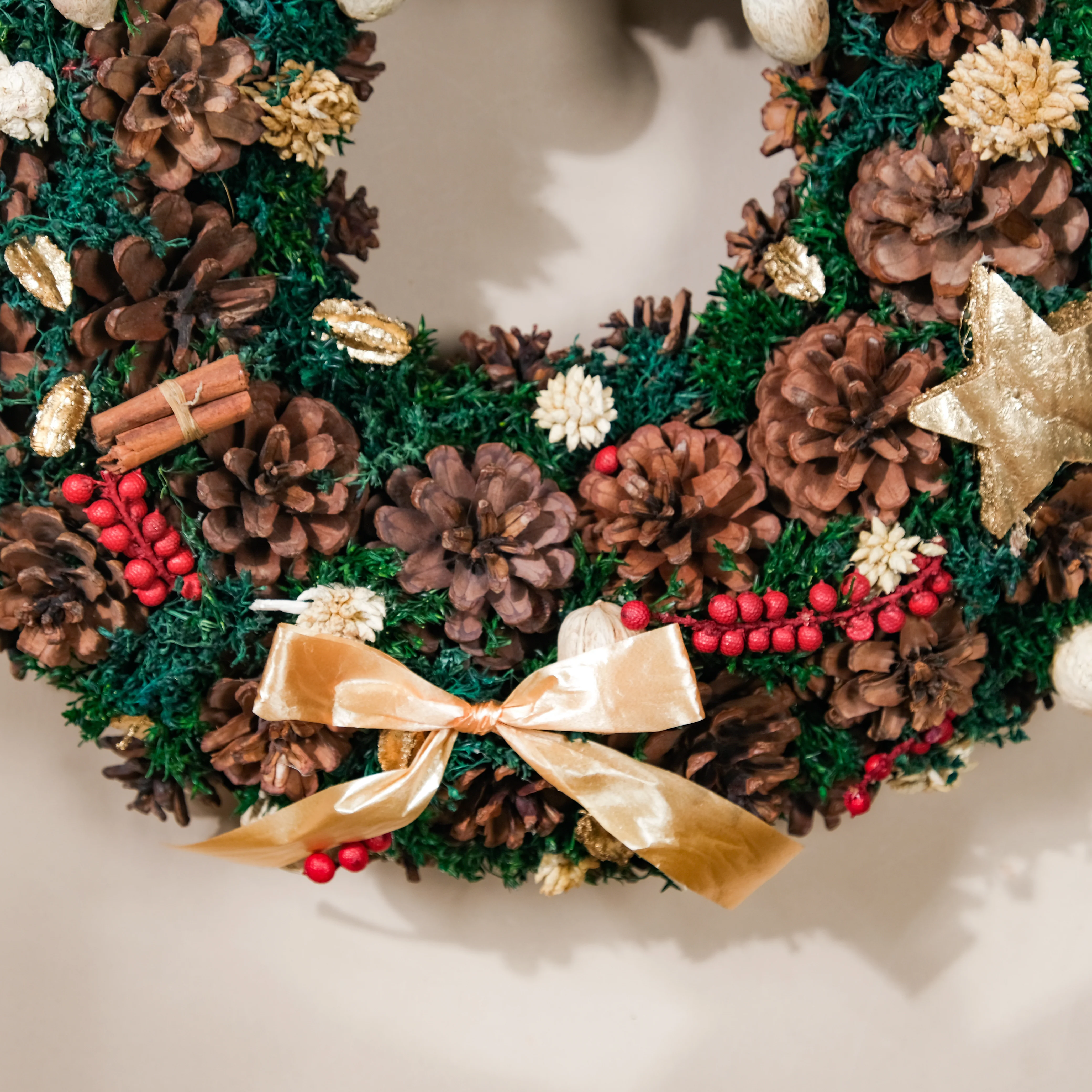 Merry Christmas Wreath Of Pinecones And Berries 13 Inch - Image 4