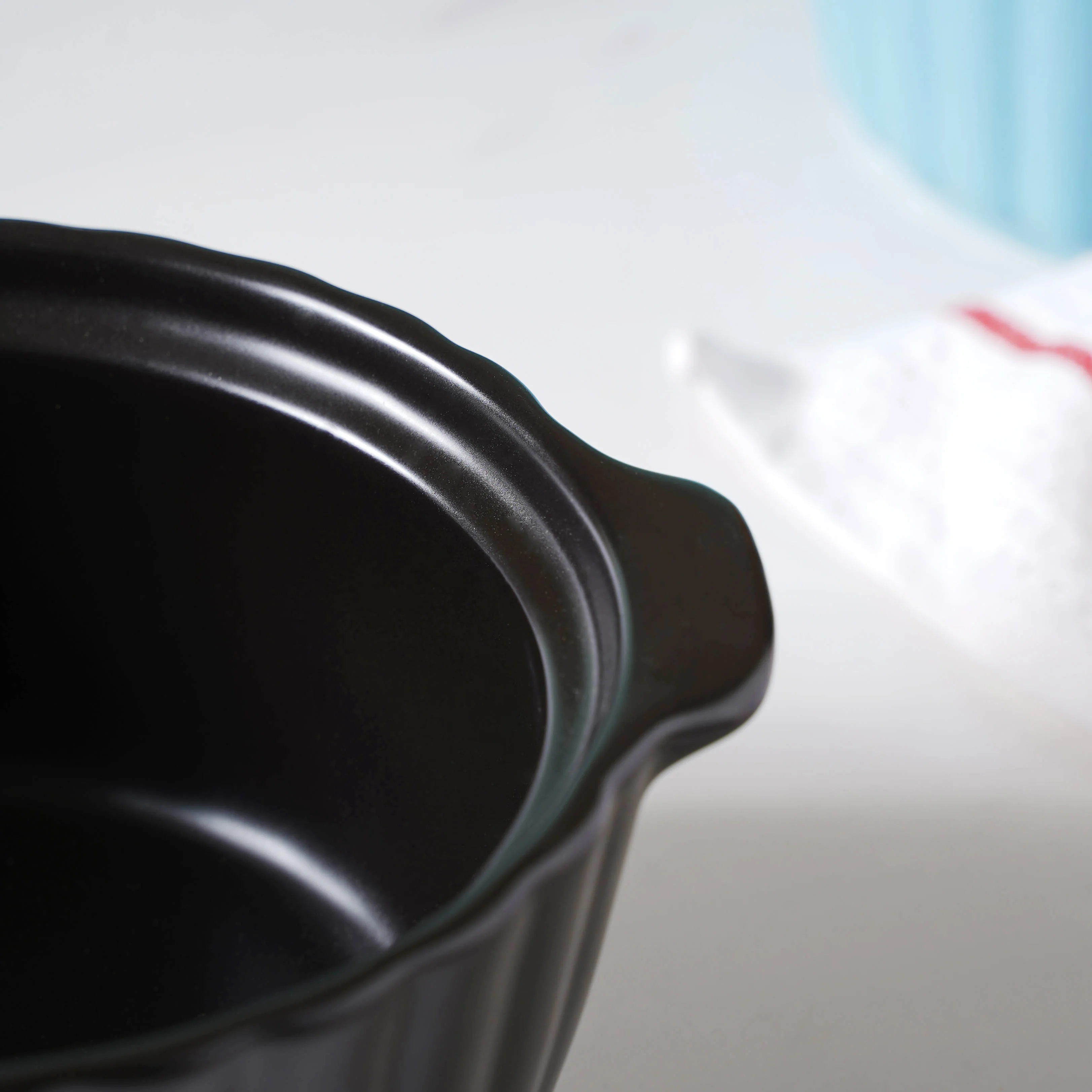 Midnight Black Scalloped Pot With Lid 8 Inch - Image 3