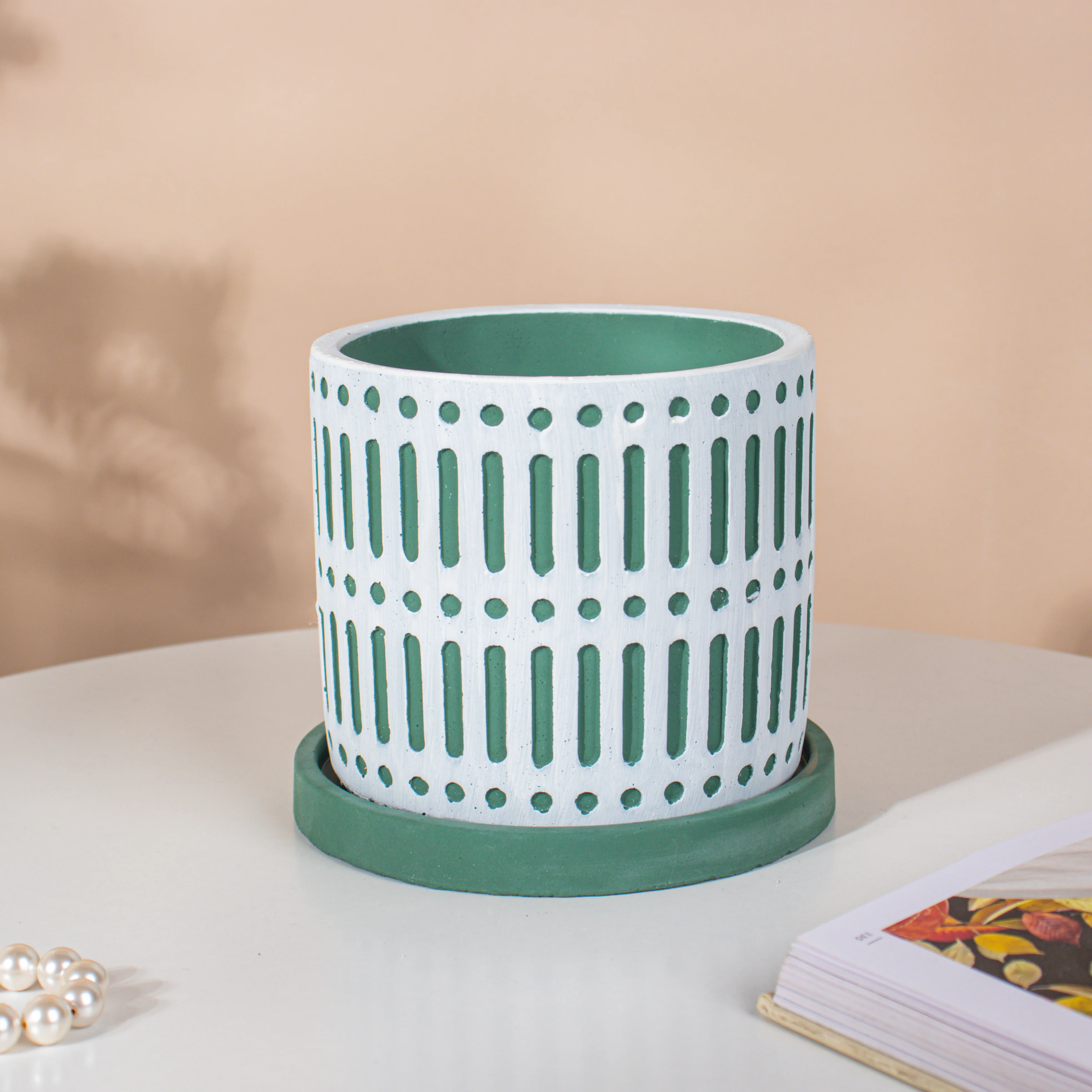 Minimalist Textured Pot With Plate - Image 9