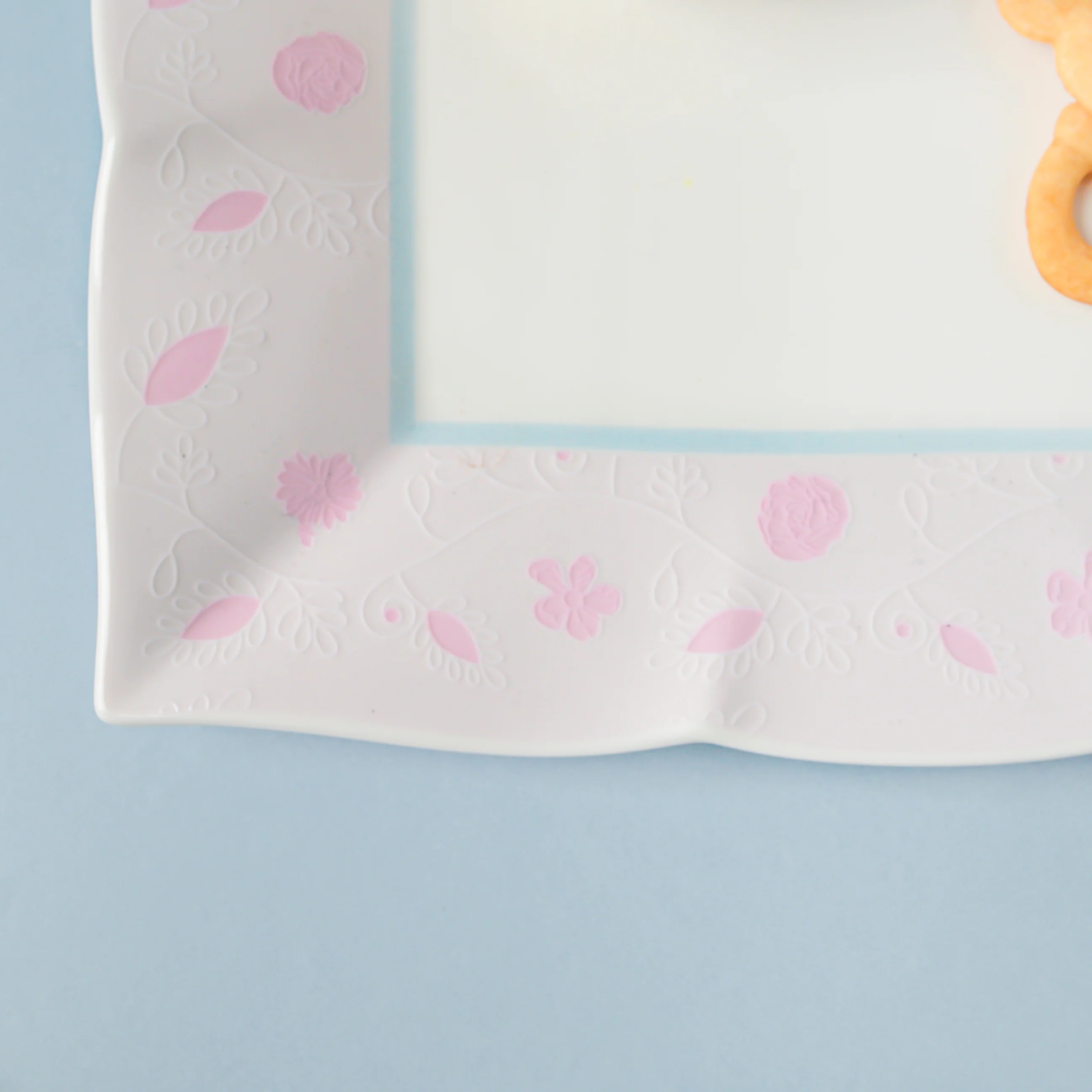 Riona Ceramic Platter White And Pink 9 Inch - Image 8