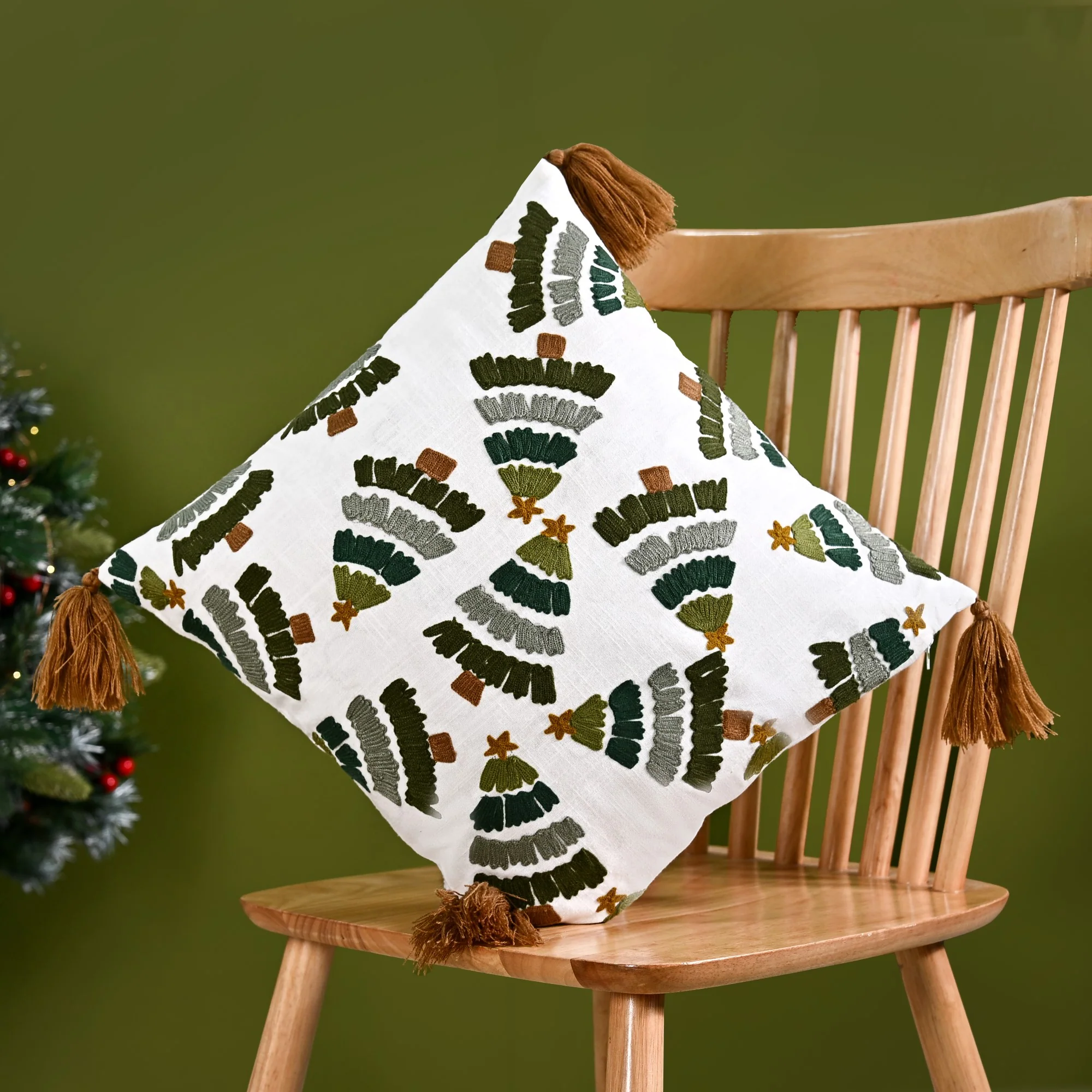 Snowy White Sofa Cushion Cover With Christmas Trees 40x40cm - Image 2