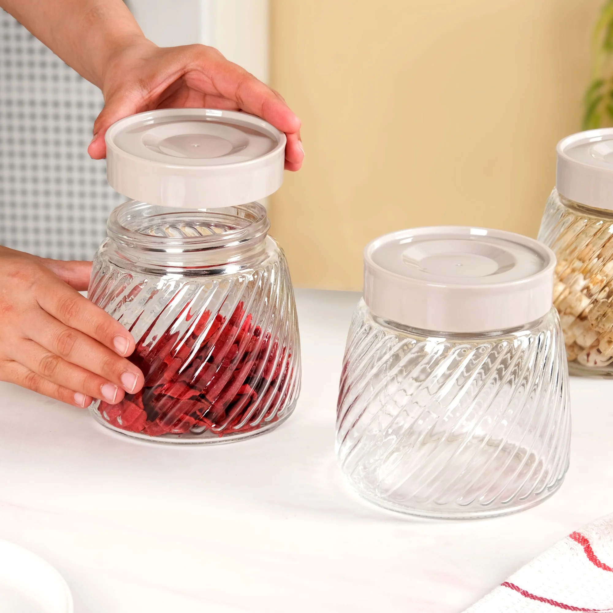 Swirl Jar With Lid Set Of 4 800ml - Image 3