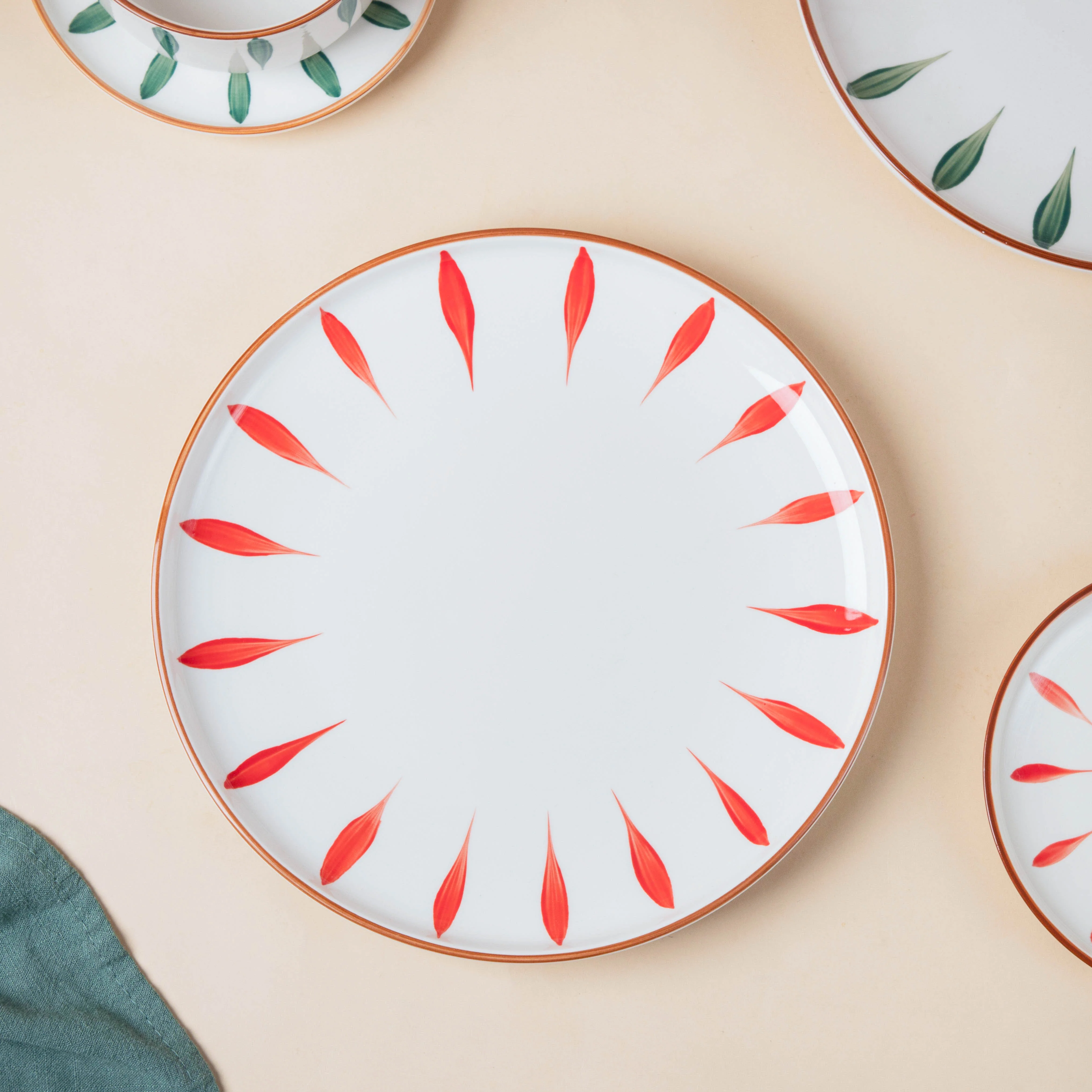 Teardrop Red And Green 22 Piece Dinner Set For 6 - Image 2