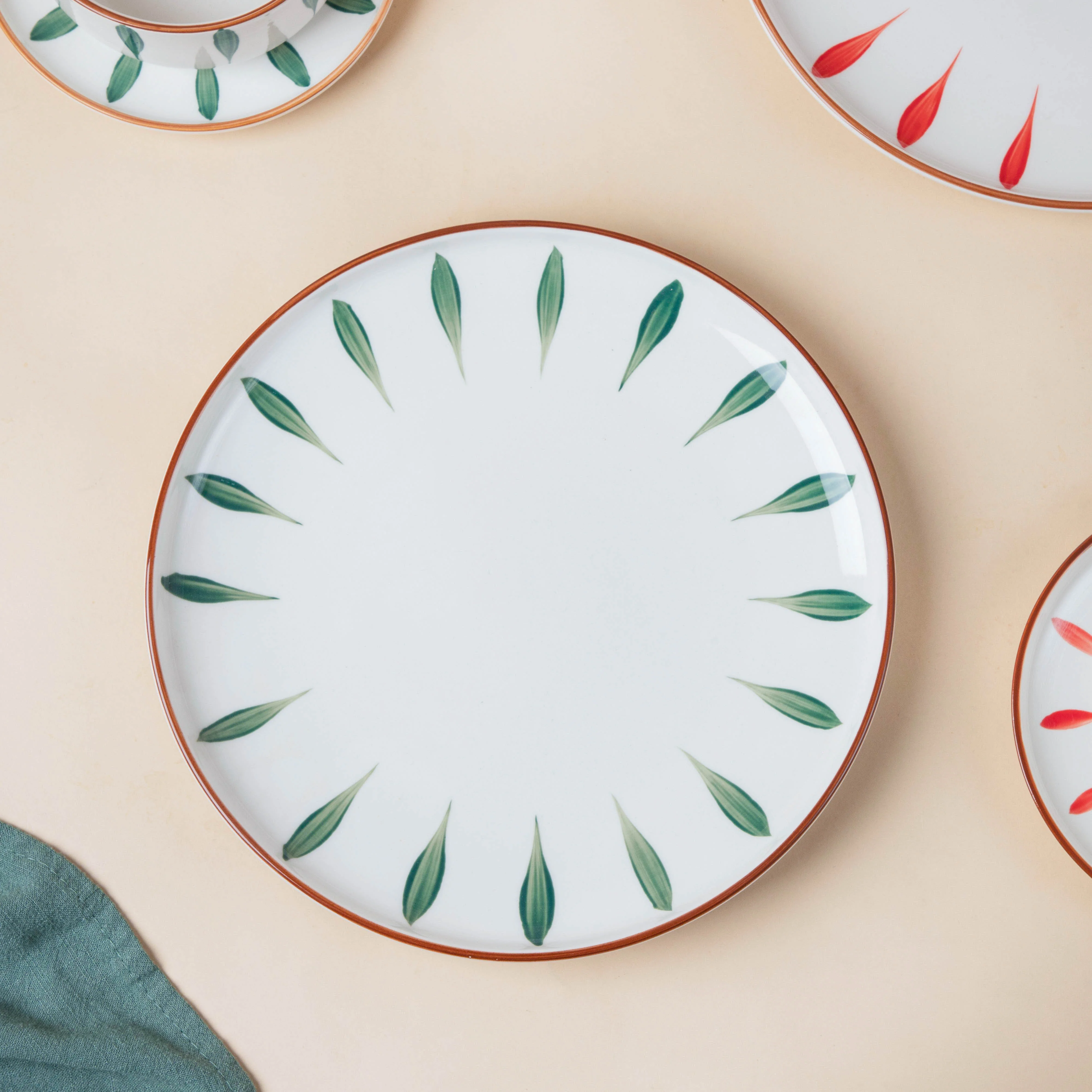 Teardrop Red And Green 22 Piece Dinner Set For 6 - Image 3
