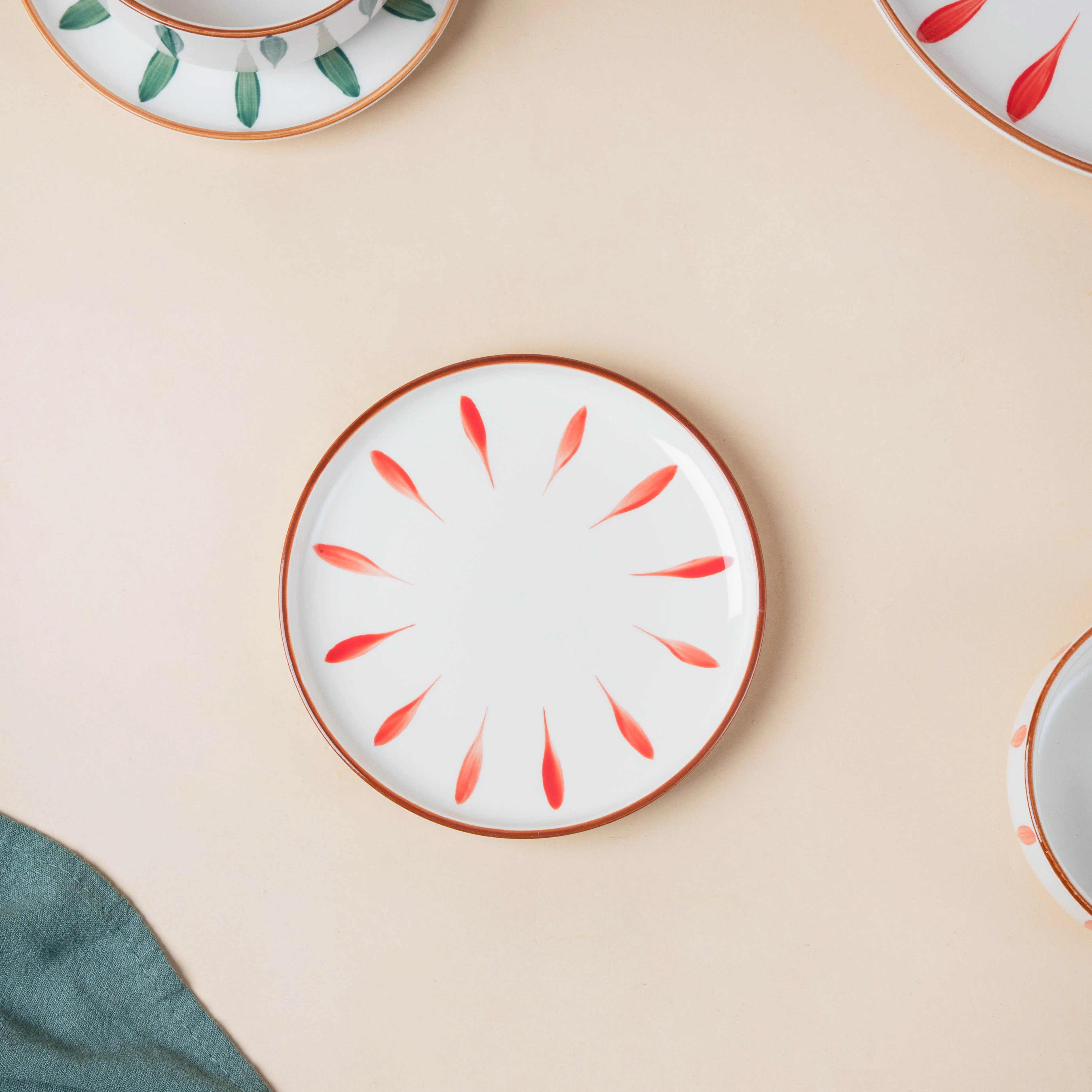 Teardrop Red And Green 22 Piece Dinner Set For 6 - Image 4