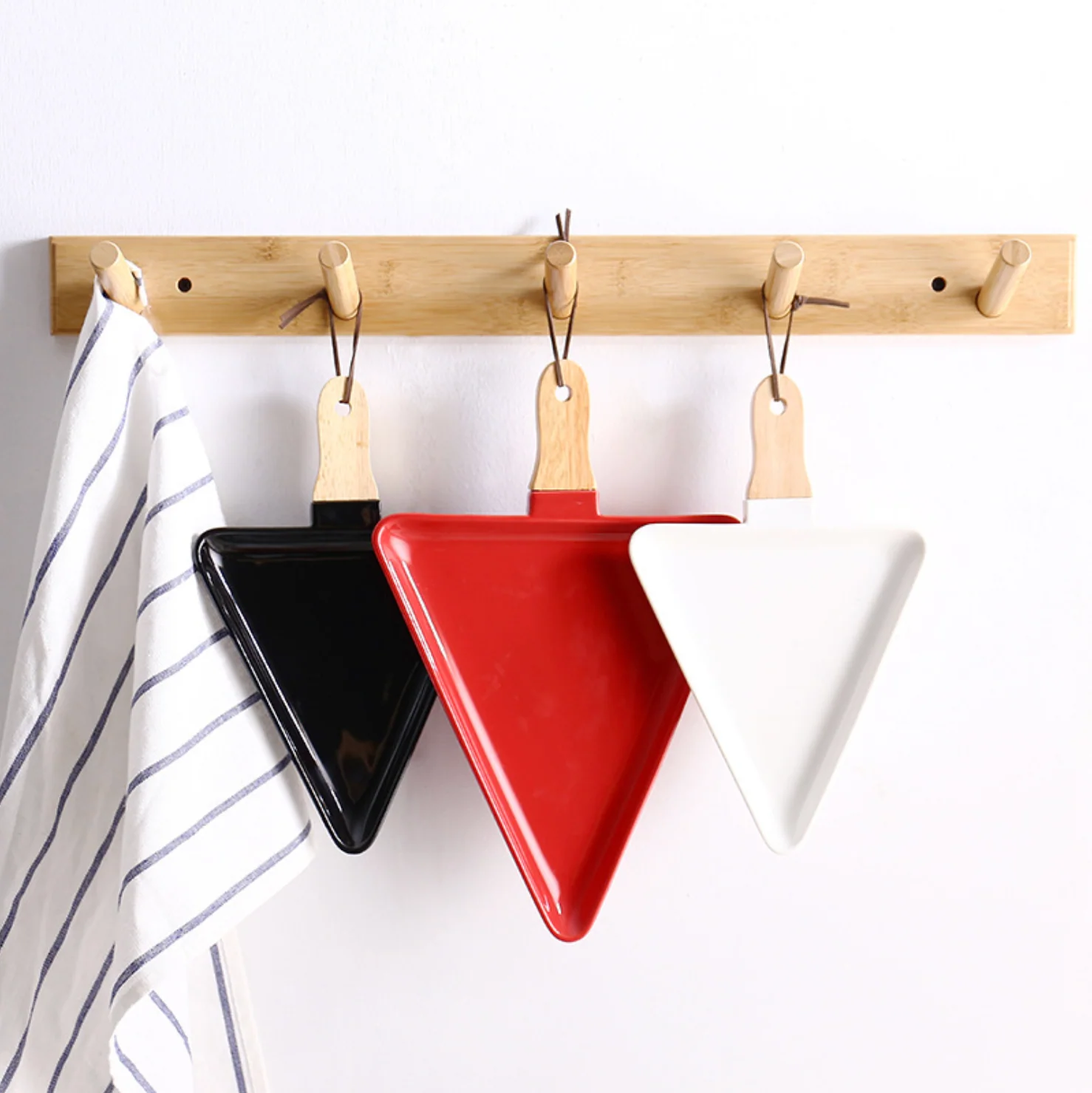 MERRY triangle plate with wooden handle - red - Image 4