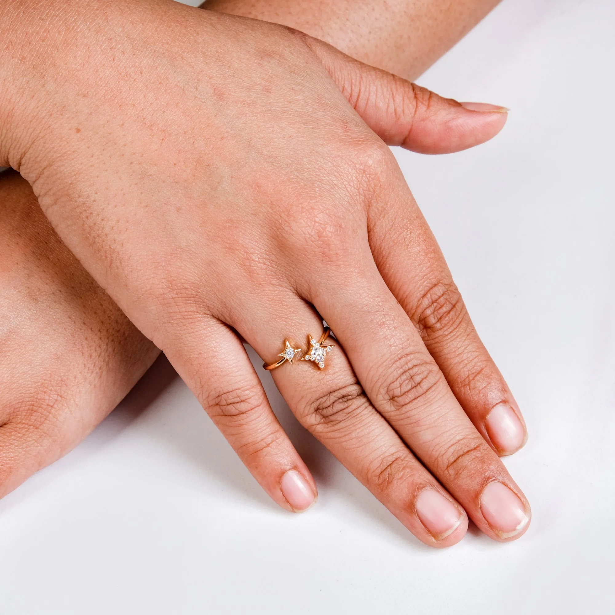 Twinkling Star Bypass Ring Gold - Image 2